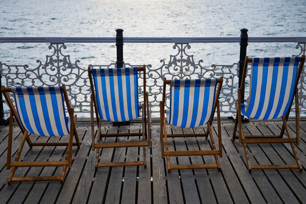 Q wie Quartett (Liegestühle auf der Brighton Palace Pier)