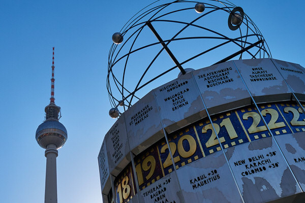 U wie Uhr (Weltzeituhr auf dem Berliner Alexanderplatz)