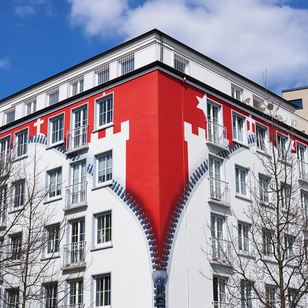 X wie XXL-Reißverschluss (Häuserfront in St. Georg, Hamburg)