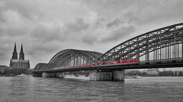 Z wie Zug (über die Hohenzollernbrücke in Köln)