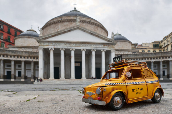 Taxi zum Dom "San Francesco di Paola", Neapel, Italien