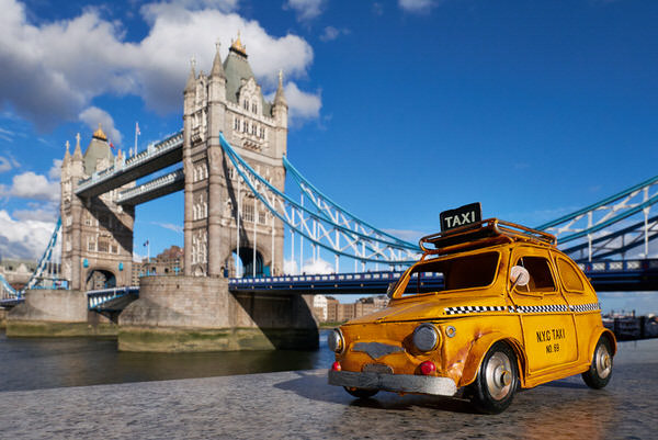 Taxi zur „Tower Bridge“, London, England